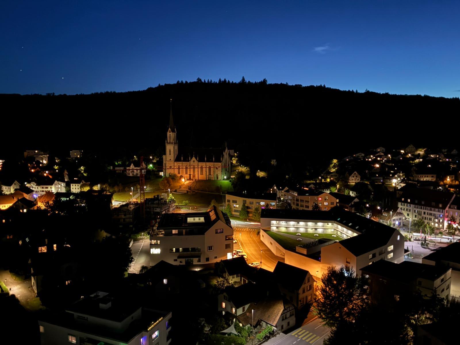 Villmergen bei Nacht mit beleuchteter Kirche